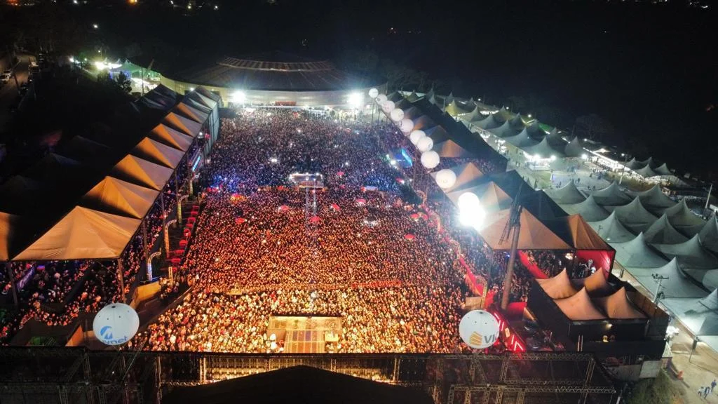 Começa a maior festa do peão da Grande São Paulo; Itapecerica da Serra abre os portões com grandes shows e rodeio Tradicional evento reúne grandes nomes da música, montarias, megaestrutura e experiências exclusivas durante sete noites de festa