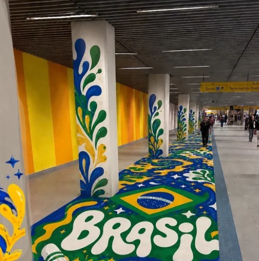 Tradição das ruas pintadas, tapete da Copa ganha endereço inédito e chega às estações de trens e metrô da Motiva  Inspirada em uma das manifestações culturais mais populares do país, a pintura colaborativa será feita por artistas, profissionais e clientes