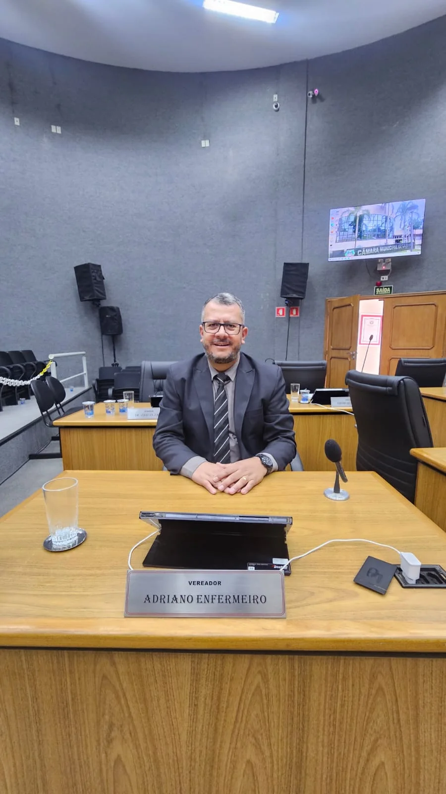 Foi aprovada na Câmara Municipal de Cajamar a Lei nº 2.252/2026, de autoria do vereador Adriano Donizete de Oliveira, que institui o Programa Municipal “Serviço Atende”.