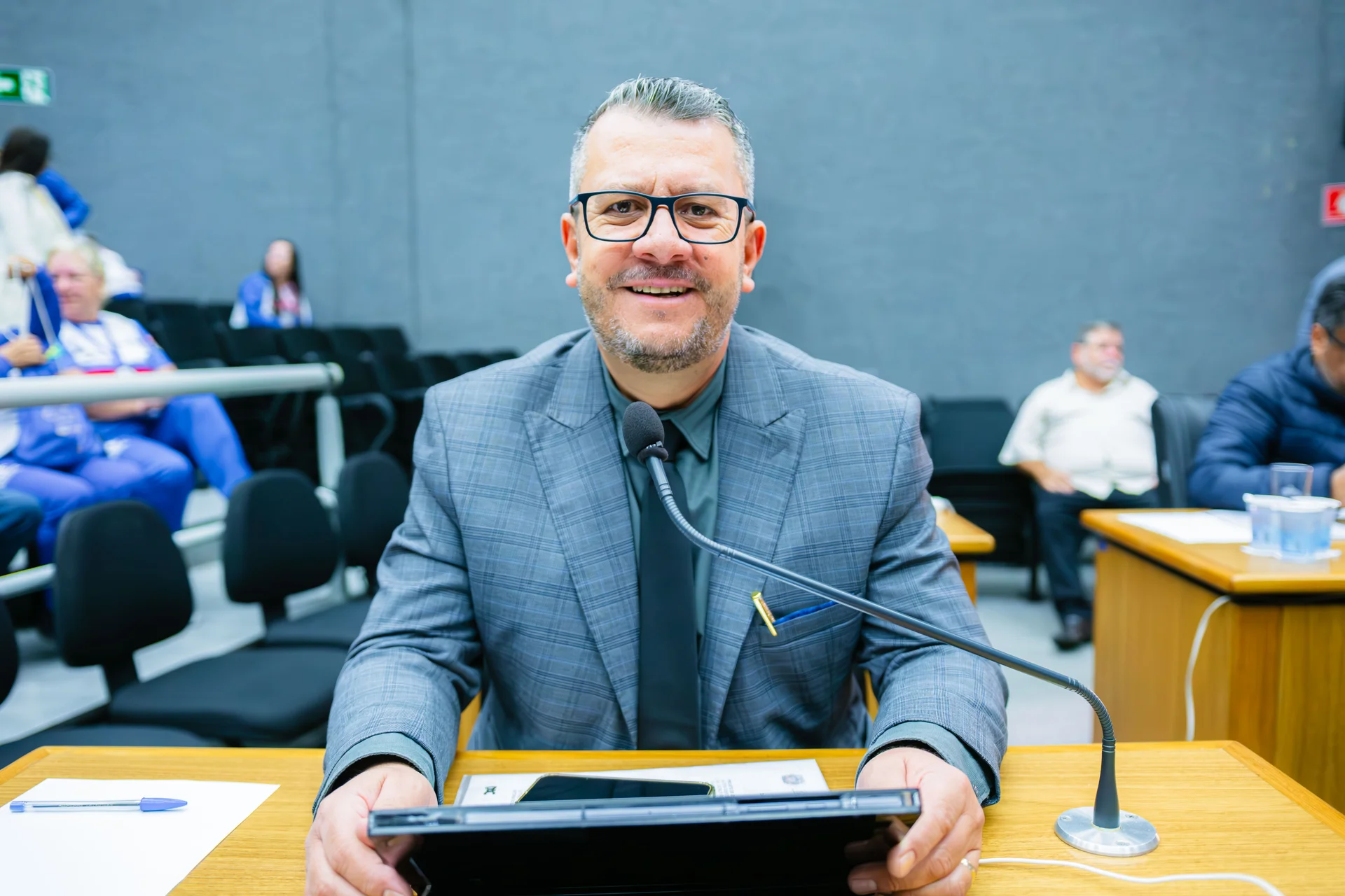 O vereador Adriano Enfermeiro apresentou um requerimento solicitando a revitalização da praça localizada em frente ao Mariote, na Avenida Antônio Cândido Machado, na Vila das Américas