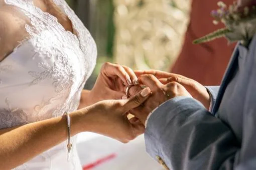 7 cuidados de beleza que toda noiva deve ter antes do casamento e os erros que podem comprometer o grande diaMaio chegou e com ele, o mês das noivas, um dos períodos mais simbólicos para quem está prestes a subir ao altar. Em meio à escolha do vestido,
