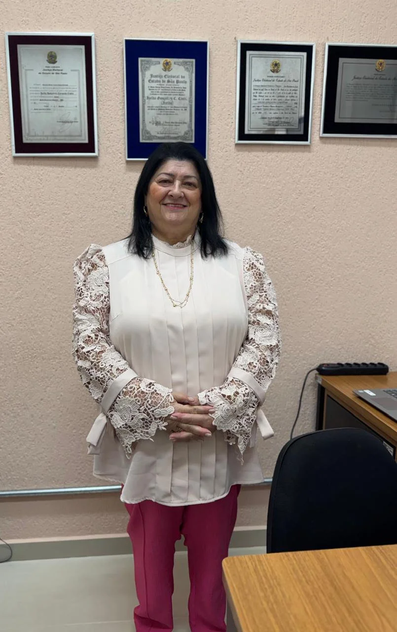 Na sessão ordinária realizada nesta quarta-feira (27), a vereadora Izelda  apresentou o Requerimento nº 211/2026, solicitando ao Executivo Municipal informações sobre a possível reativação da Sala Lilás na Delegacia de Cajamar.