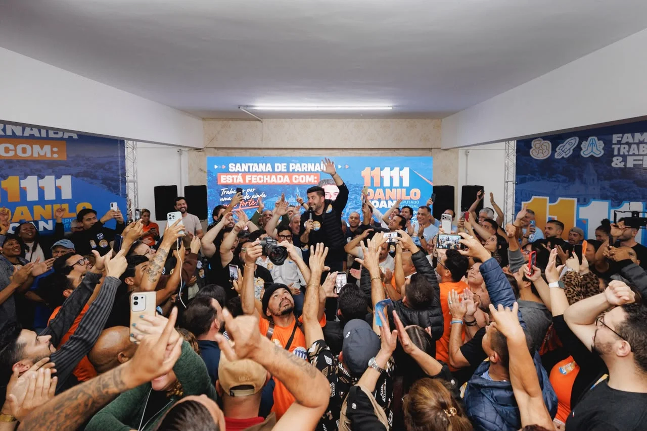 Danilo Joan fortalece caminhada em Santana de Parnaíba ao lado de grande time de vereadores e lideranças em reunião super lotada.
