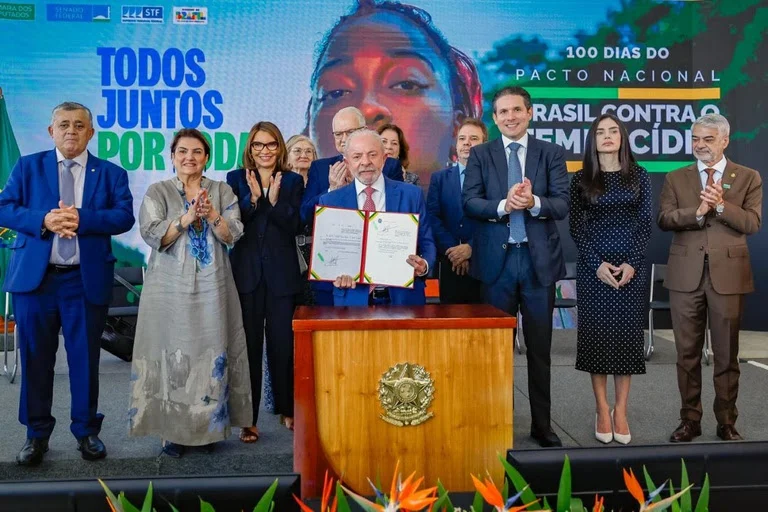 Presidente Lula assina pacote de medidas para ampliar proteção às mulheres e reforçar segurança digital no Brasil  Atos anunciados em evento dos 100 dias do Pacto Nacional Brasil Contra o Feminicídio ampliam a rede de acolhimento