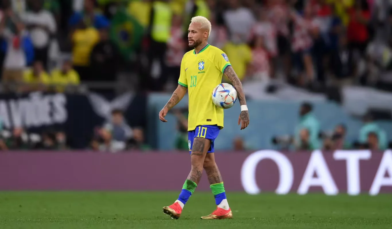 Neymar foi lesionado e deve perder amigos do Brasil. Em comunicado à imprensa, o médico da CBF, Rodrigo Lasmar, confirma lesão de grau 2 na panturrilha do atacante do Santos, que deve ficar de fora de duas a três semanas
