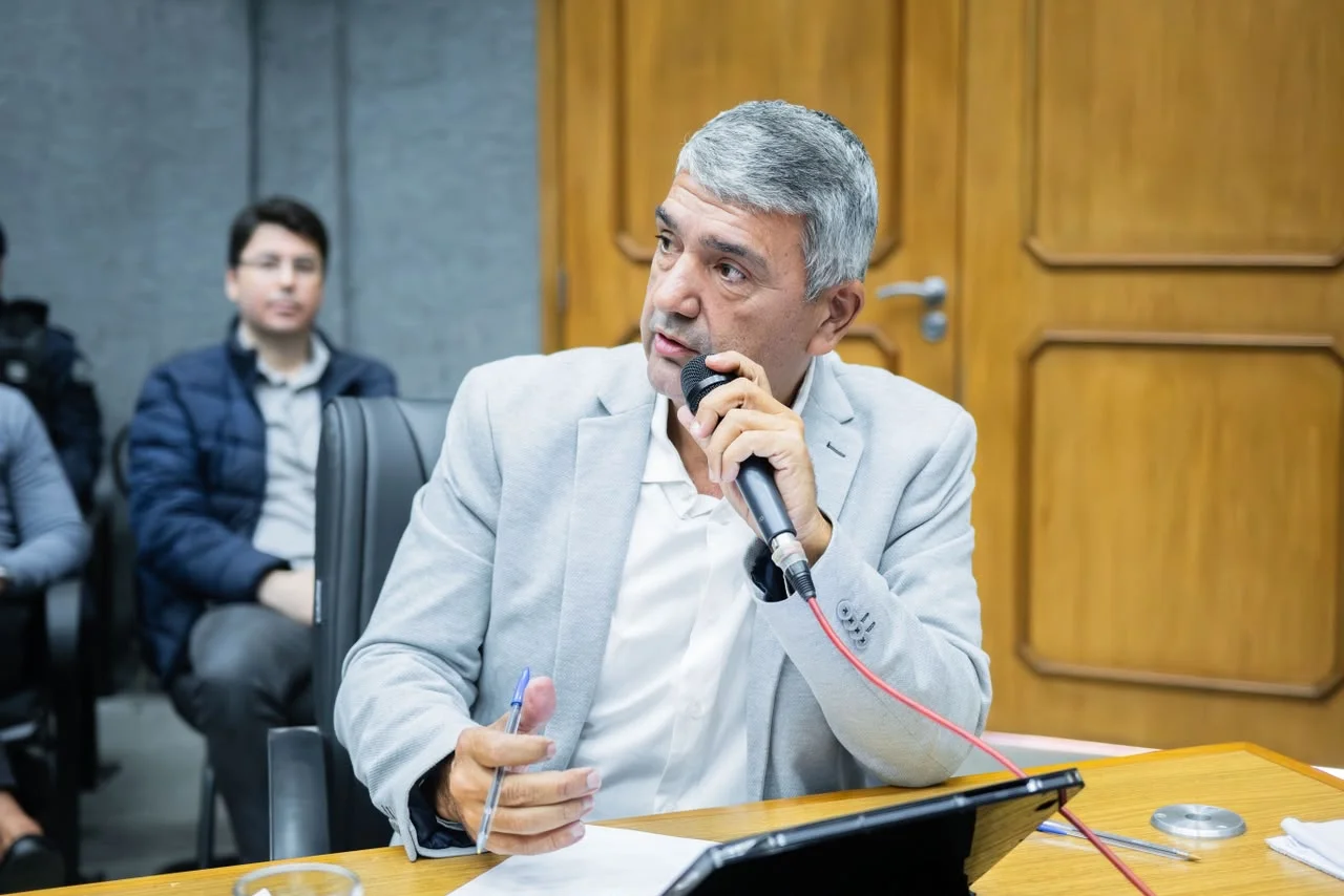 O vereador Marcelo do Gás apresentou o Requerimento nº 244/2026, solicitando ao Executivo informações sobre a existência de estudos, projetos ou planejamentos para a ampliação da calçada ao longo da Rodovia Edgar Máximo Zambotto.