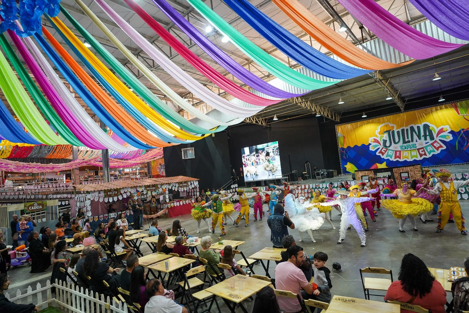 Frango crocante, polenta irresistível e toneladas de sabor: gastronomia é uma das grandes atrações da Festa do Morango de Jarinu e Atibaia