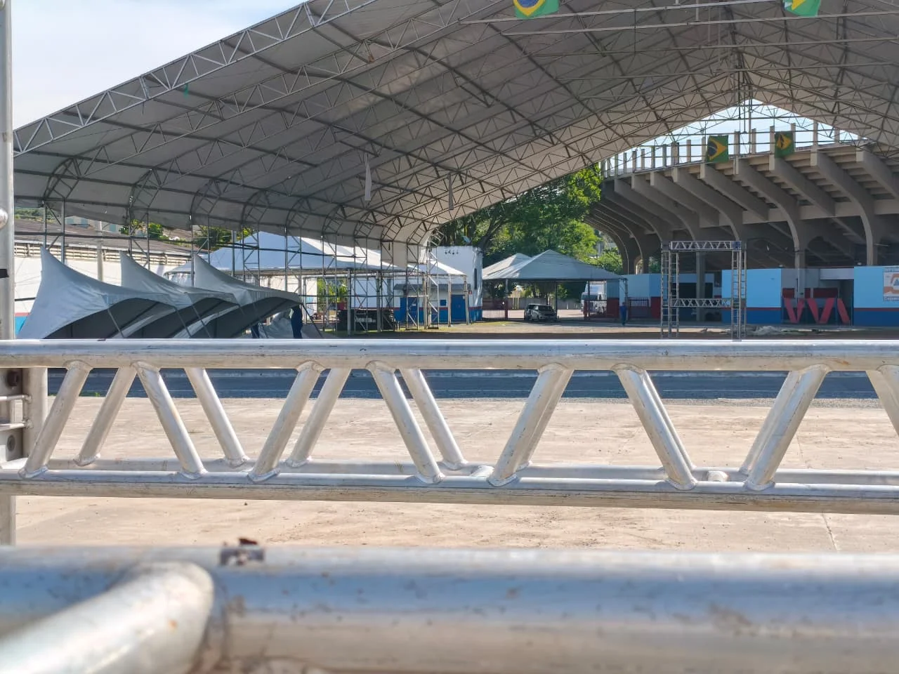 Festa Nordestina de Cajamar começa a ganhar forma com montagem da estrutura no Boiódromo