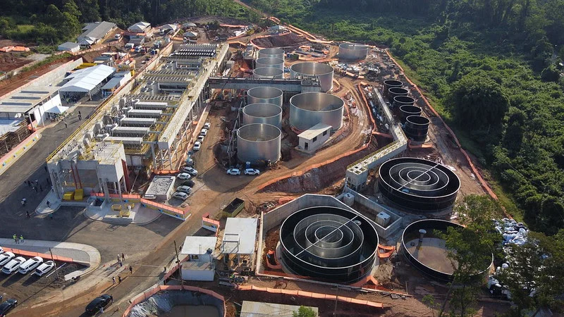 Governo de SP entrega 1ª etapa da ETE Perus e amplia tratamento de esgoto para 250 mil pessoas na capital Com investimento de R$ 99,5 milhões, obra integra ações do IntegraTietê e reforça a recuperação do rio Juqueri e afluentes do Tietê