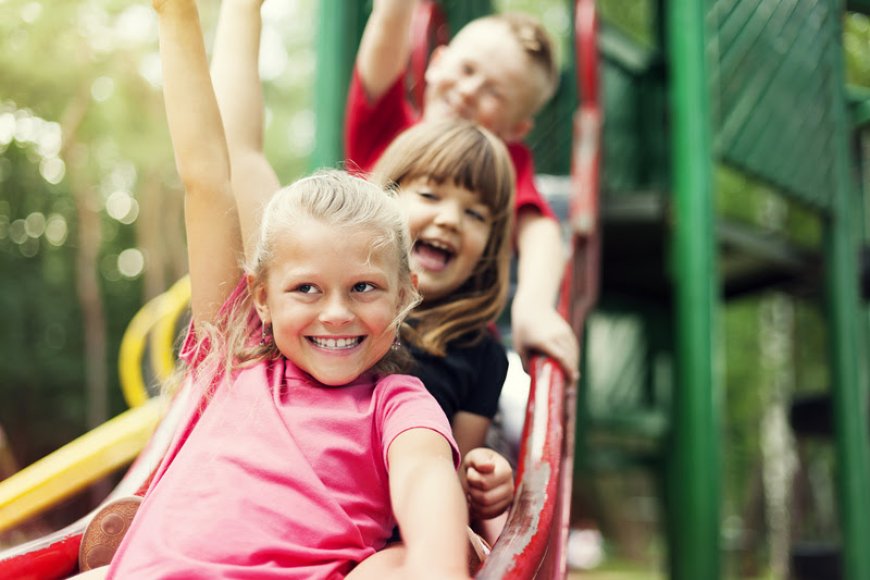 Brincadeiras ao ar livre durante as férias ajudam a prevenir a miopia infantil