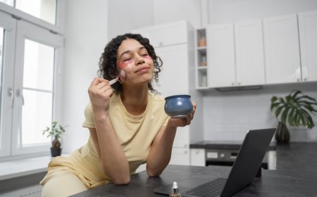 Dicas e cuidados para evitar o envelhecimento precoce gerado pela luz de celulares, computadores e TVs 