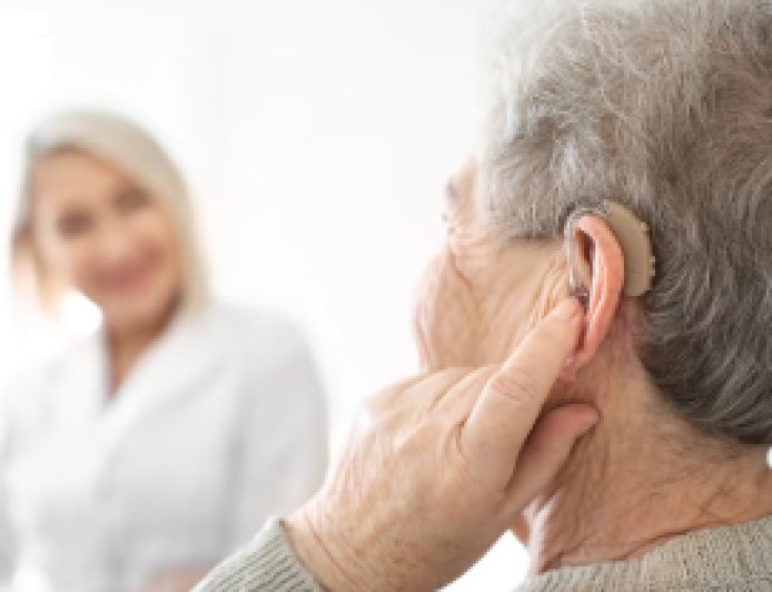 Perda auditiva é o principal fator de risco modificável para demência, alerta estudo