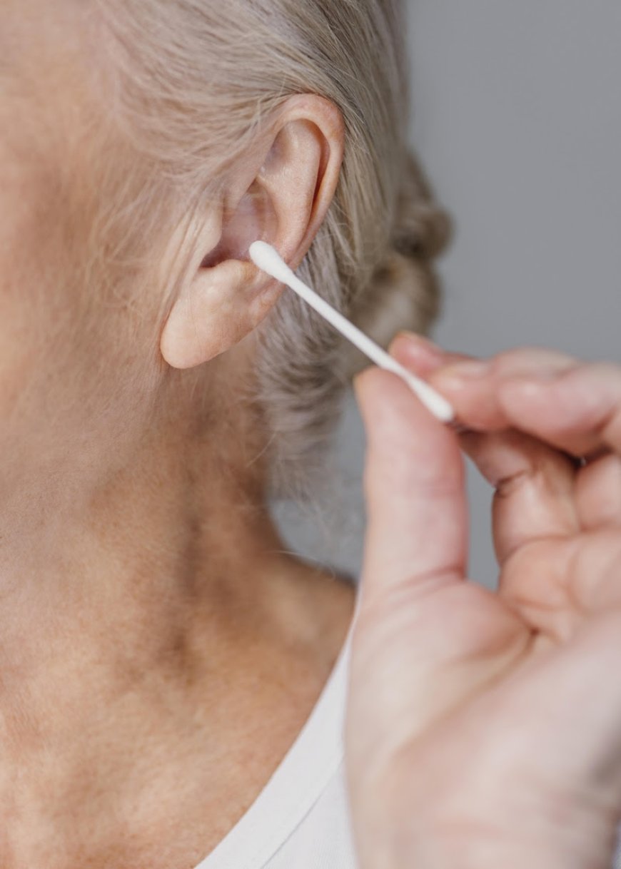 Uso de cotonete pode causar problemas auditivos, alerta especialista