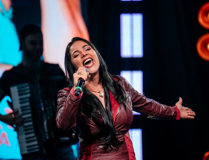 Música "Desejo incansável" impulsiona Micarla ao sucesso e a consolida como voz marcante do sertanejo