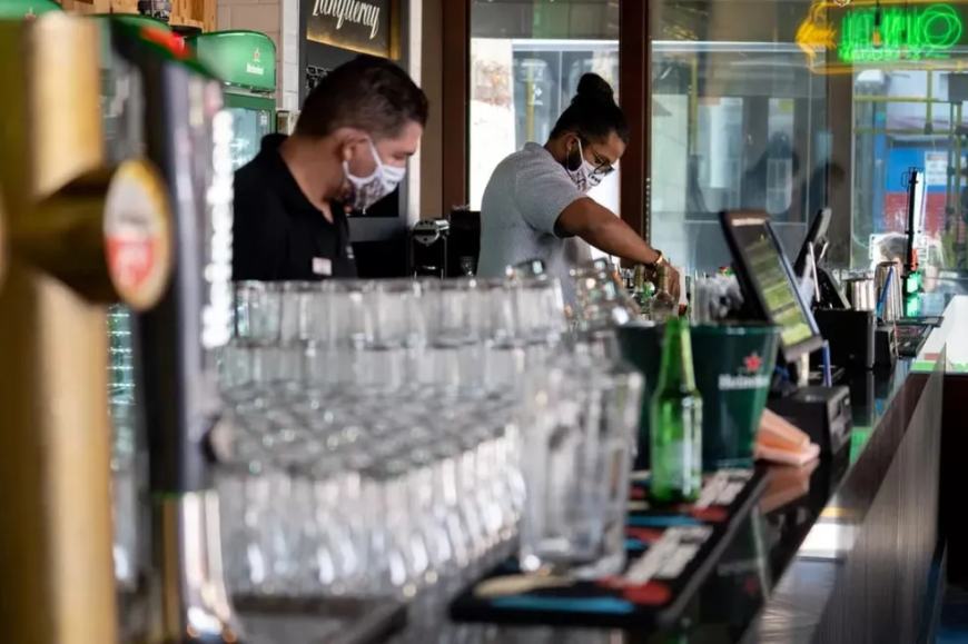 Crise do metanol derruba vendas de bares e restaurantes no país, mas impacto é menor em São Paulo