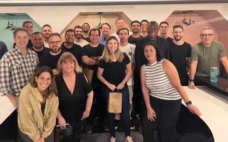 Imprensa esportiva veste uniforme e chuteira para a disputa da Copa Rexona de Futebol