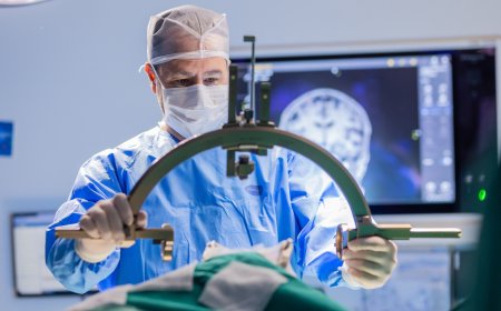 Hospital Moinhos de Vento realiza cirurgia inédita no país para tratamento de Parkinson à distância