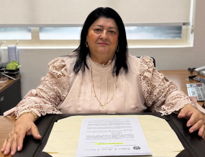 Vereadora Izelda protocola requerimento solicitando estudo para implantação de lixeiras subterrâneas em Cajamar