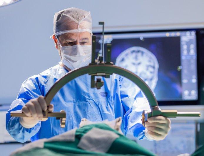 Hospital Moinhos de Vento realiza cirurgia inédita no país para tratamento de Parkinson à distância