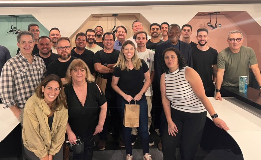 Imprensa esportiva veste uniforme e chuteira para a disputa da Copa Rexona de Futebol