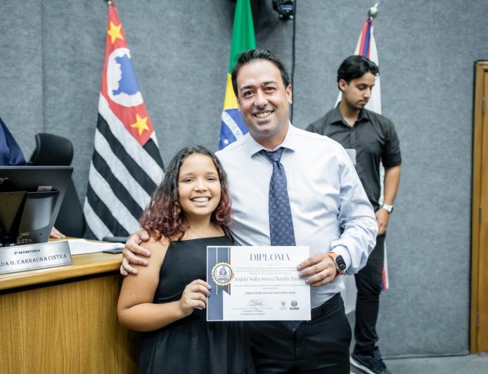 Vereador Saulo participa da posse dos Vereadores Mirins e apadrinha a estudante Ingrid da EMEB Realino.