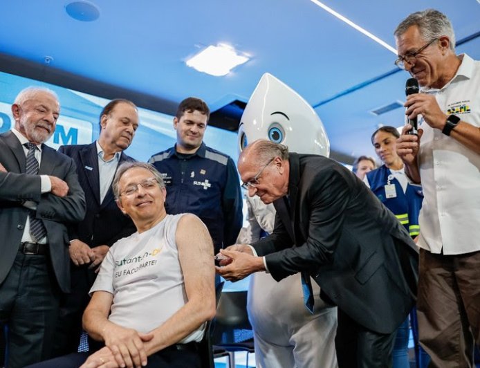 Ajudar o Butantan é ajudar 215 milhões de almas que vivem neste país”, afirma Lula