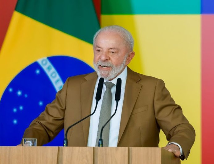 “Evitar que os efeitos das guerras cheguem ao povo brasileiro”, diz Lula ao assinar medidas para proteger população da alta do petróleo