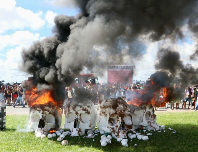 Indígenas marcham em Brasília e cobram de Lula avanço nas demarcações