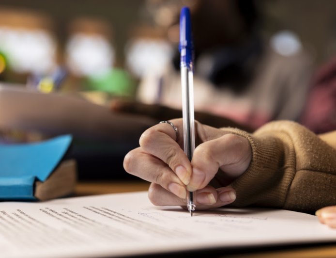 Redação do Enem 2026: professores dão dicas de preparação e sugerem temas para treinar