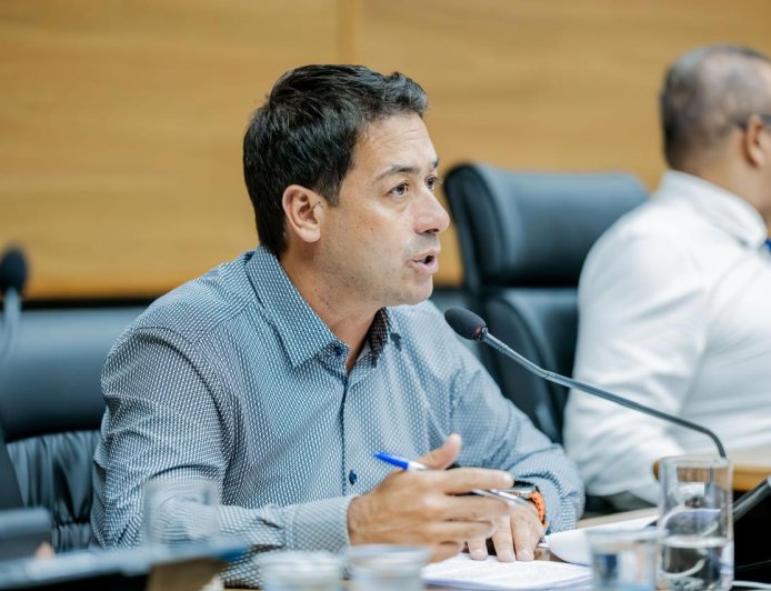 O vereador Saulo apresentou o Requerimento nº 117/2026 solicitando à Prefeitura informações e estudos sobre a possibilidade de reduzir o tempo necessário para a concessão da sexta-parte aos servidores públicos municipais.