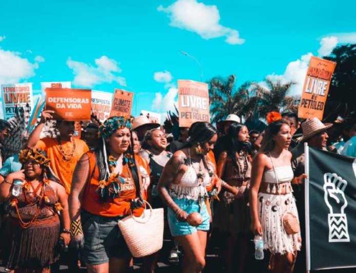 Povos indígenas apresentam proposta global para eliminação dos combustíveis fósseis durante o Acampamento Terra Livre
