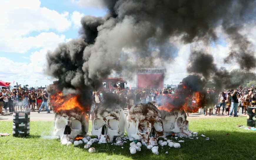 Indígenas marcham em Brasília e cobram de Lula avanço nas demarcações