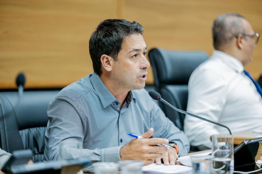 O vereador Saulo apresentou o Requerimento nº 117/2026 solicitando à Prefeitura informações e estudos sobre a possibilidade de reduzir o tempo necessário para a concessão da sexta-parte aos servidores públicos municipais.